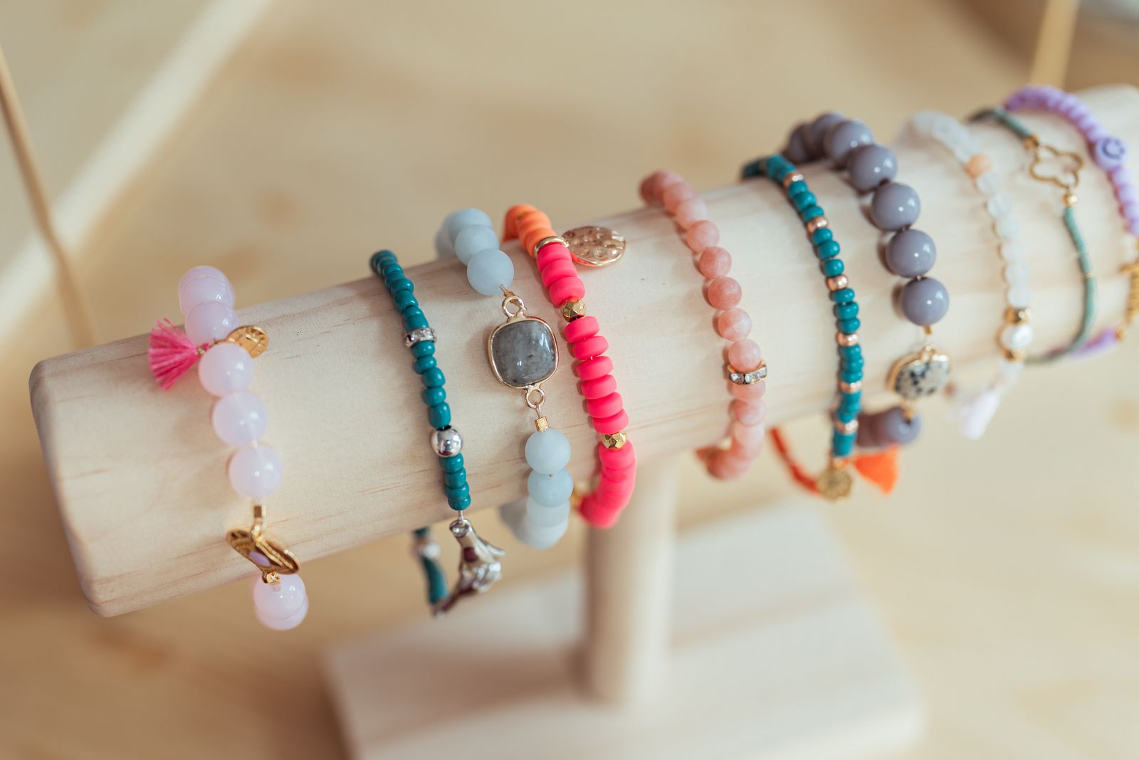 Bunte Perlenarmbänder in Nahaufnahme