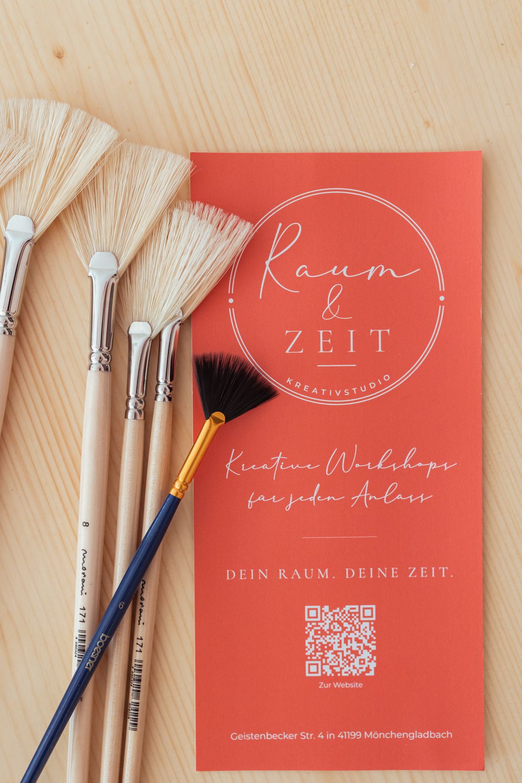 Pinsel und Flyer von Kreativstudio Raum & Zeit